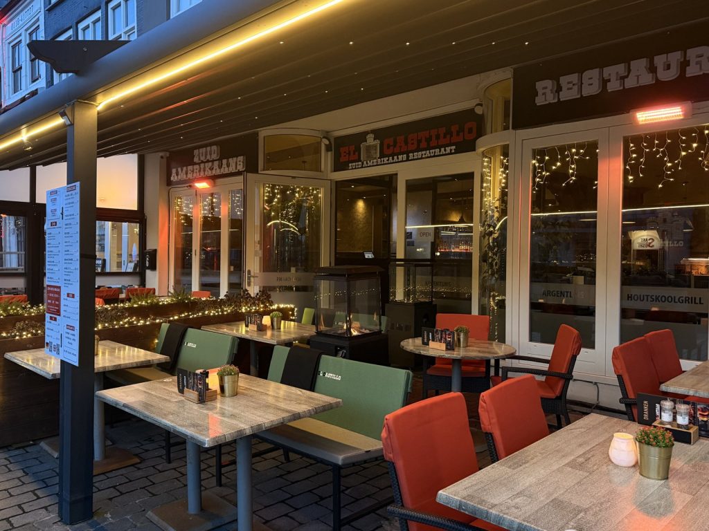 Het terras van restaurant El Castillo aan het Bellamypark in Vlissingen