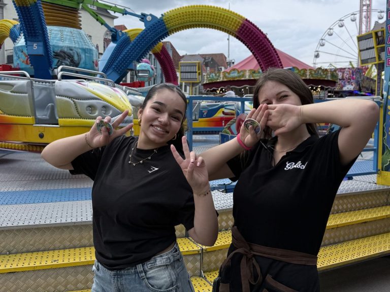Het team van El Castillo tussen de attracties van de Vlissingse kermis op het Bellamypark